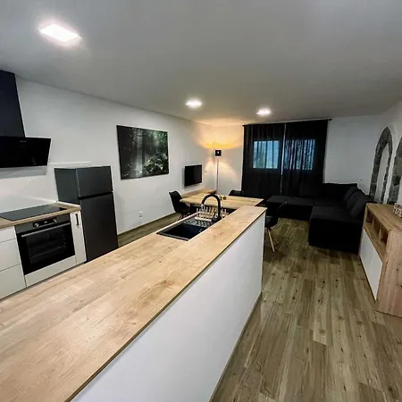 Modern And Peaceful With Terrace - Two Bedroom With Terrace شقة